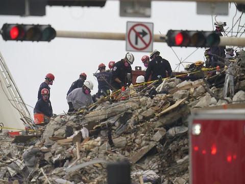 Au moins 16 morts dans l'immeuble effondré de Floride, 147 disparus