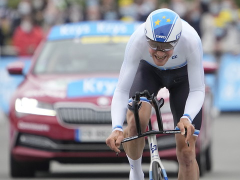 Tadej Pogacar assomme la course et Stefan Küng