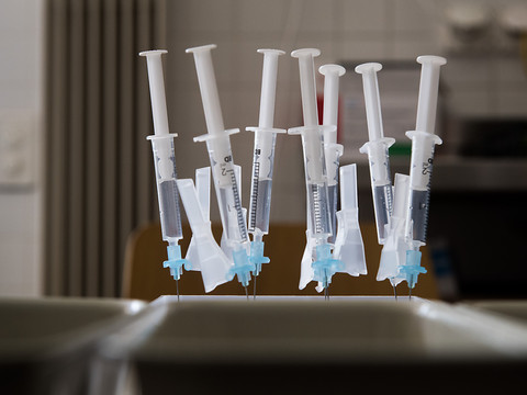Deux doses de vaccin semblent protéger contre le variant Delta