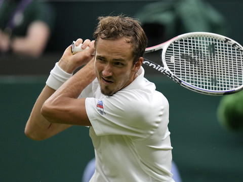Medvedev lâche sept jeux au 2e tour