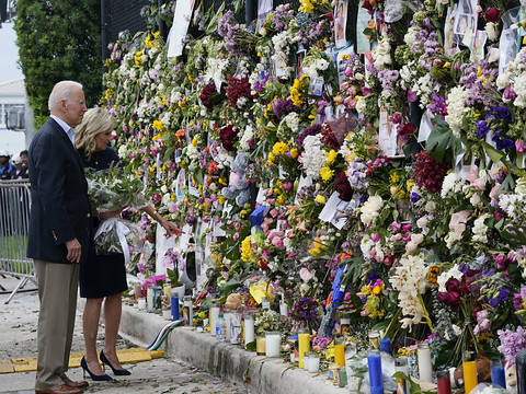 Immeuble effondré en Floride: Biden réconforte les familles