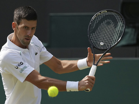 Djokovic vogue vers les huitièmes de finale