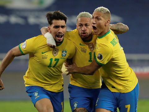 Le Brésil bat le Chili et affrontera le Pérou en demies