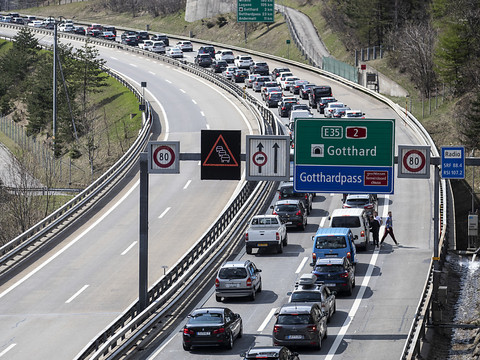 Premier bouchon d'été au Gothard