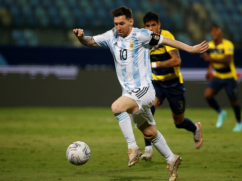 L'Argentine écrase l'Equateur et file en demies
