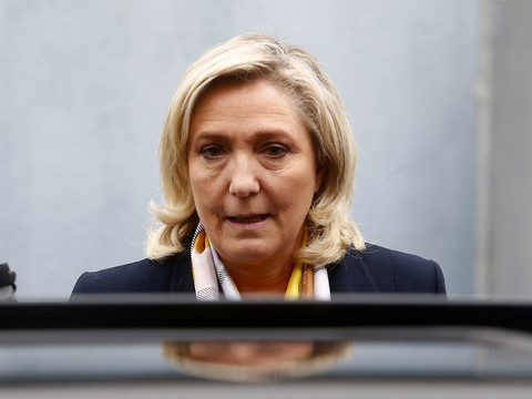 Le Pen exhorte ses militants à aller 