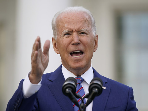 Face au Covid, Biden célèbre une victoire, pas la fin de la guerre