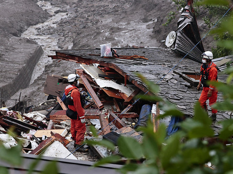 Coulée de boue au Japon: 4 morts et au moins 64 sont recherchés
