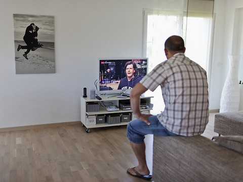 Huit minutes par jour de plus devant la télé durant la pandémie