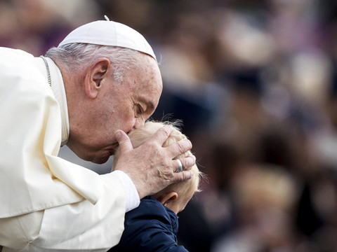 Le pape François, 84 ans, va bien après son opération du côlon