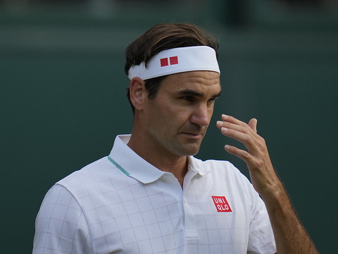 Federer dominé en trois sets par Hurkacz