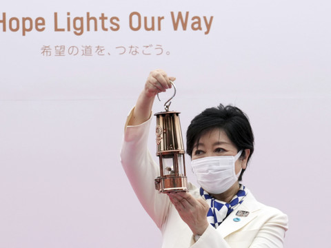 La flamme olympique arrive à Tokyo pour un relais sans public