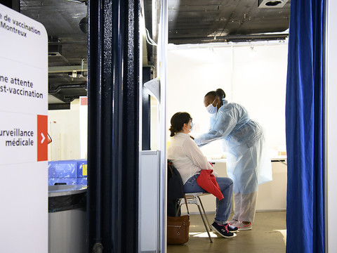 Moins de centres de vaccination pour plus de centres de tests