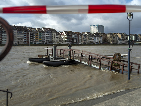 Eaux en crue: lacs et cours d'eau à un niveau dangereux en Suisse