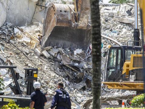 Immeuble effondré en Floride: au moins 86 morts, 43 portés disparus