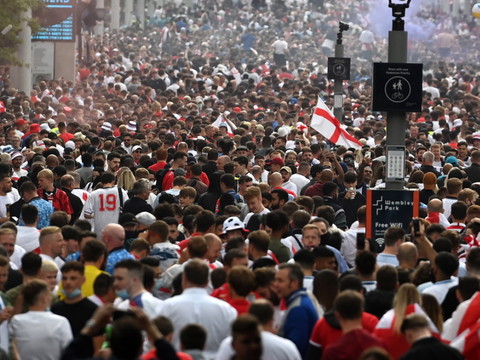 Ambiance tendue autour de Wembley avant la finale
