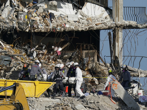 Immeuble effondré en Floride: le bilan s'alourdit à 94 morts