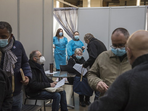 Après l'appel de Macron, des milliers de candidats à la vaccination