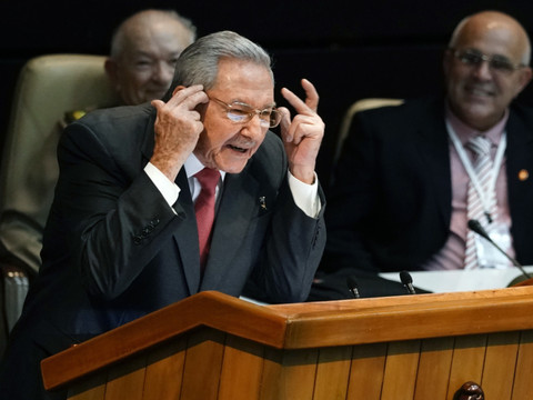Cuba: une centaine de détenus, Raul Castro sort de sa retraite