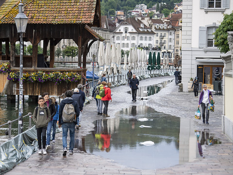 Situation autour des lacs encore critique en Suisse