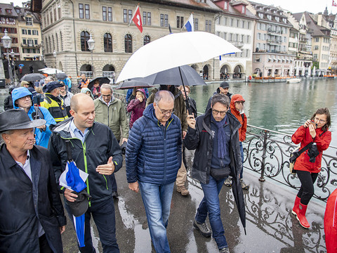 Guy Parmelin rend visite aux secouristes à Lucerne
