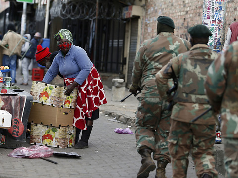 Le bilan s'alourdit en Afrique du Sud, calme relatif à Johannesburg