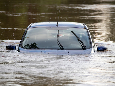 Villages schaffhousois submergés par les flots: véhicules emportés