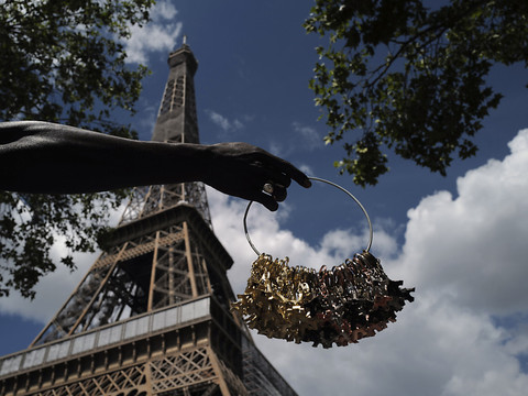 La Tour Eiffel rouvre en fanfare
