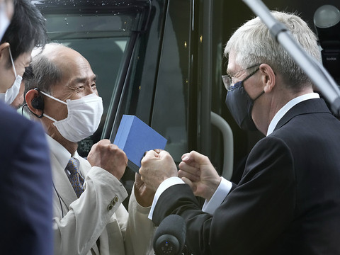 Le président du CIO demande aux Japonais de 