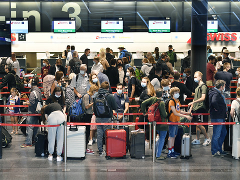 Les vacances estivales ramènent les voyageurs dans les aéroports