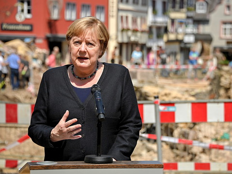 Le bilan s'alourdit, 200 morts en Europe, roi belge ému aux larmes