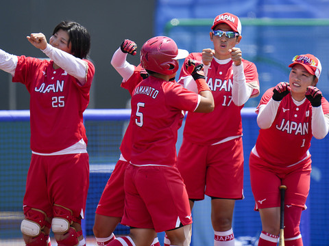 Début des épreuves sportives avec le tournoi de softball