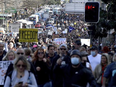 Manifestations anti-confinement, heurts avec la police à Sydney
