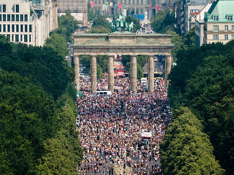 Des milliers de personnes participent à la gay pride de Berlin