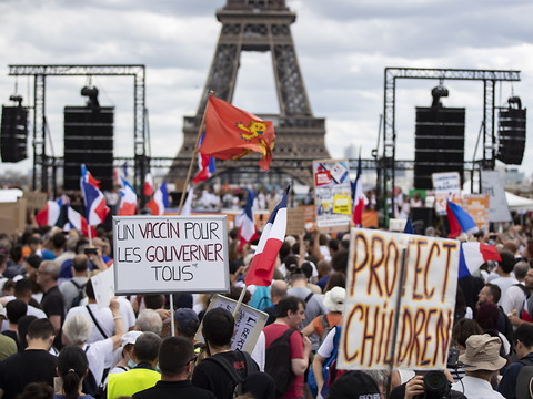 Des dizaines milliers de manifestants en France contre les restrictions
