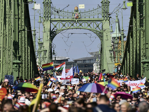 Des milliers de participants à la marche des fiertés de Budapest