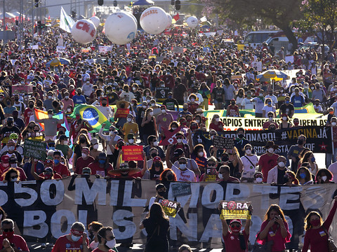 Des milliers de Brésiliens réclament la destitution de Bolsonaro