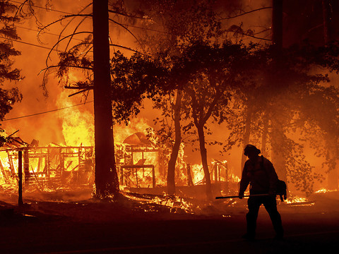 Californie: pompiers face à un incendie générant son propre climat
