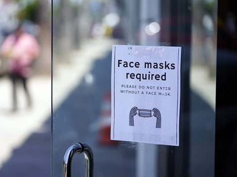 Les Américains vaccinés doivent remettre le masque
