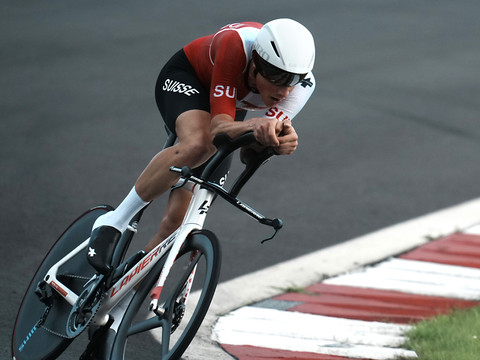 Terrible déception pour Stefan Küng, le titre à Roglic