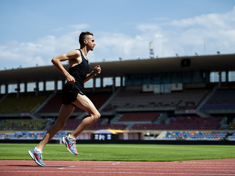 Julien Wanders face à une montagne