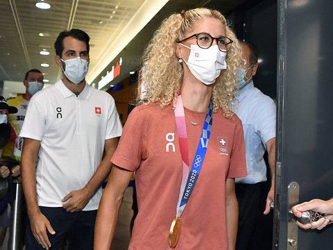 Accueil triomphal pour Jolanda Neff et les autres médaillées