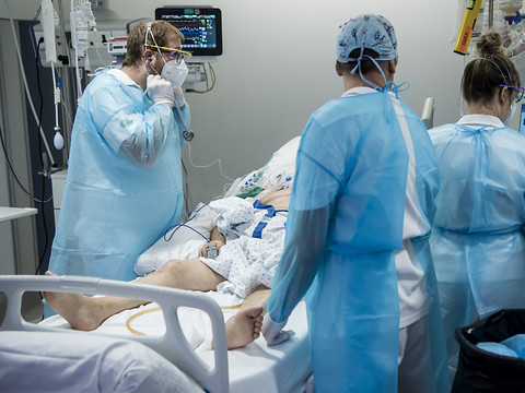 Personnel soignant pour des tests obligatoires contre le Covid-19