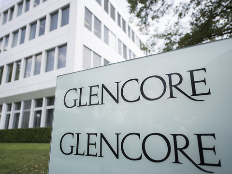 Glencore prend du retard dans l'extraction de charbon et de nickel