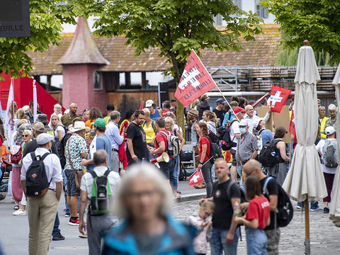 Des milliers de personnes à Lucerne et Genève contre les mesures