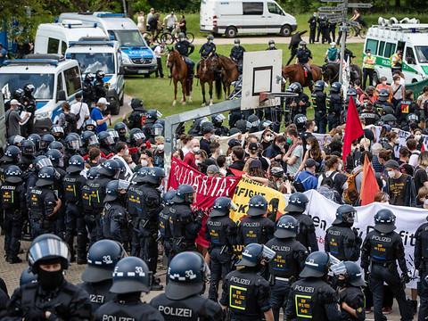 Echauffourées à Berlin lors de manifestations anti-confinement