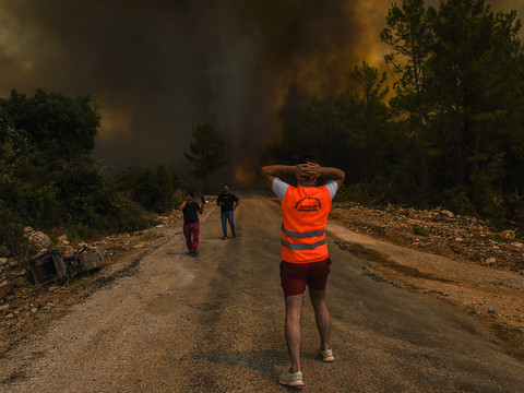 Les incendies font rage dans le sud de l'Europe, villages évacués
