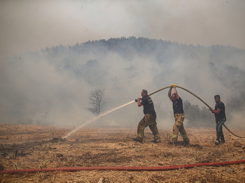 Incendies: l'UE envoie trois Canadair en Turquie, canicule en Grèce