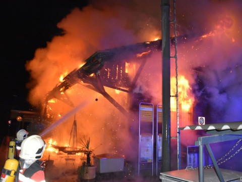 Hangar détruit par les flammes à la gare de Schiers (GR)