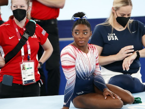 Simone Biles en bronze à la poutre, domination asiatique